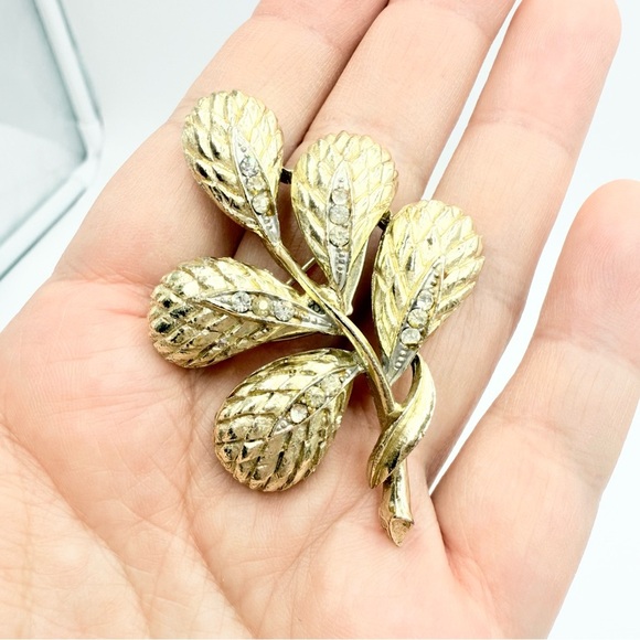 Vintage Gold Tone Leaf Brooch with Rhinestones - Picture 4 of 7